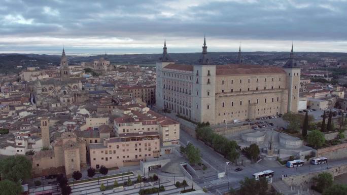 西班牙中世纪小镇托莱多（Toledo）和阿尔卡扎（Alcazar）的全景