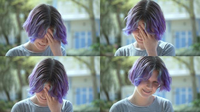 紫色头发和背带的少女摇头晃脑