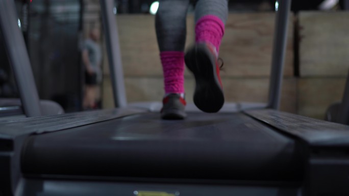在跑步机上锻炼的女性下肢