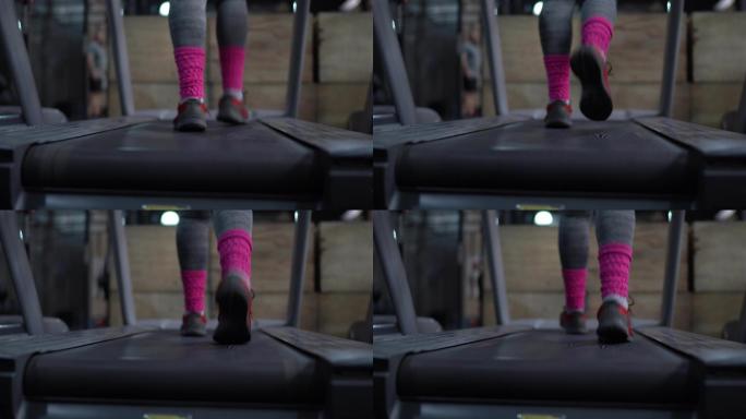 在跑步机上锻炼的女性下肢