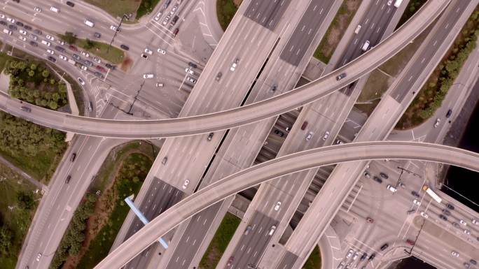 远景：鸟瞰汽车在高速公路上疾驰，迈阿密，佛罗里达，美国