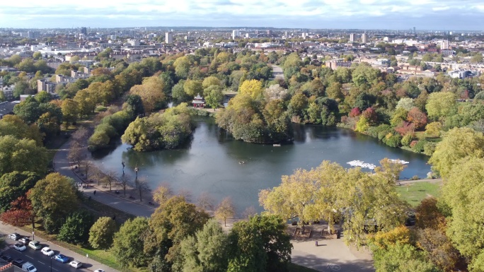 维多利亚公园（人民公园），伦敦东部秋季（右跑道，无人机视角）