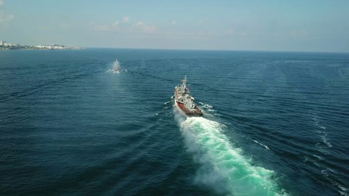 航拍图-海军演习中的驱逐舰