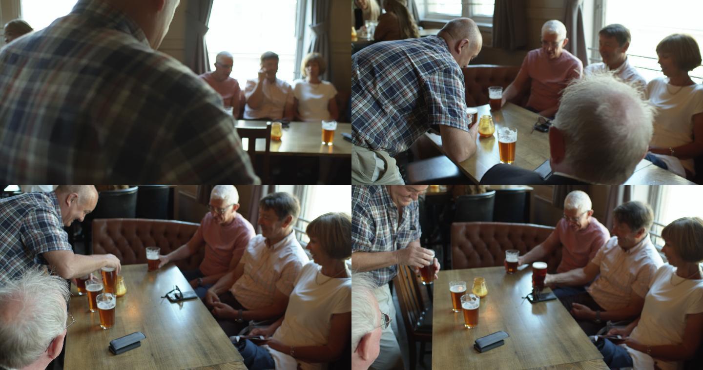 在拥挤的酒吧里，一名男子拿着啤酒走到桌子后的跟踪镜头