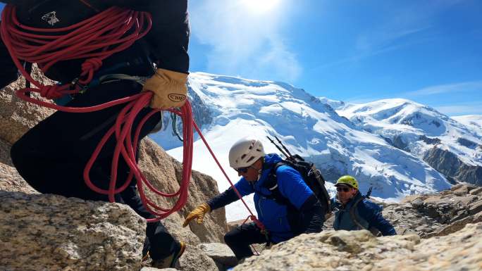 欧洲阿尔卑斯山的一支登山队。准备工作。设备详细信息特写