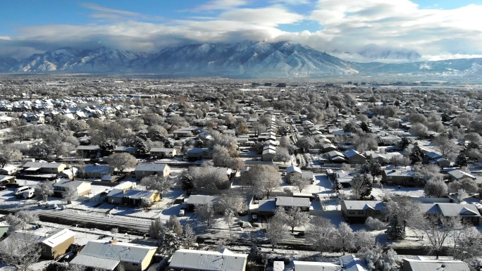 一个阳光明媚的冬日，犹他州盐湖城附近的空中拍摄