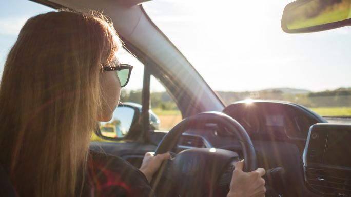 负责的女司机盯着道路