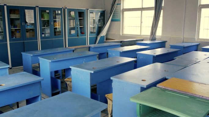 荒废的教室 旧 摆放整齐 桌椅