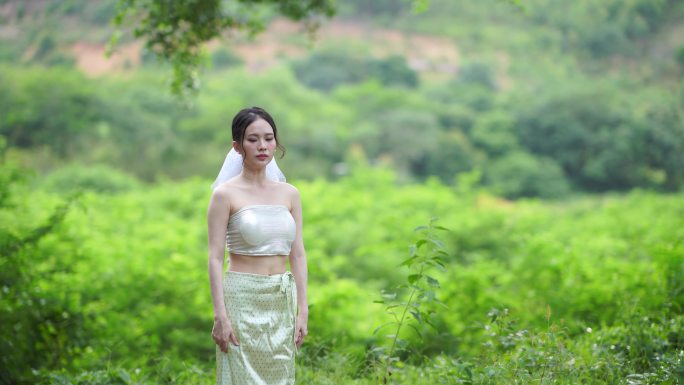 傣族少女在树林下跳舞