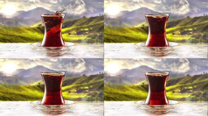 两块方糖溅入传统土耳其茶中