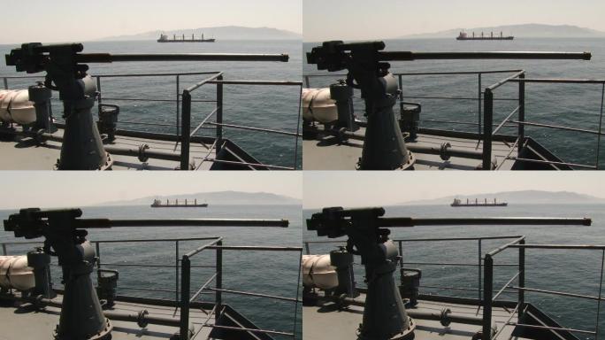 军舰护送货船航海军舰上的机枪