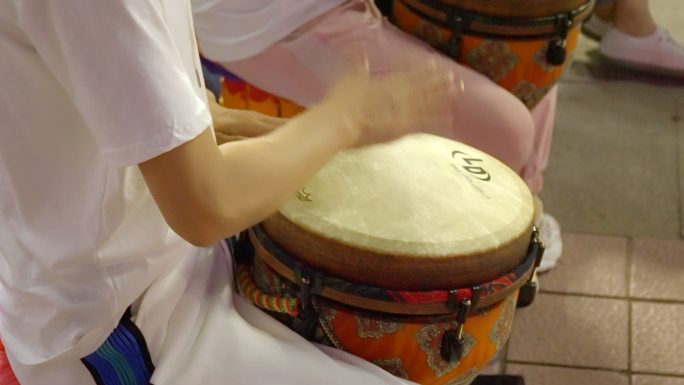 夜晚 女生打手鼓 手部特写 升格