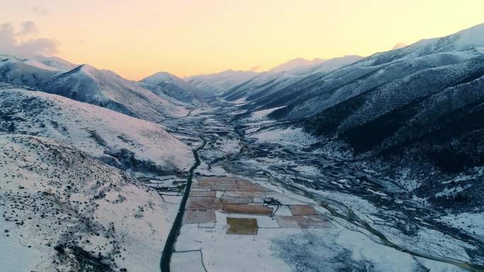 四川甘孜州雪山下的村庄航拍空镜头