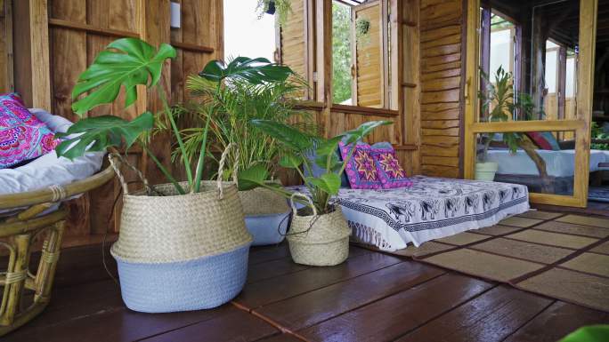 传统泰国日间床室内区域，带植物
