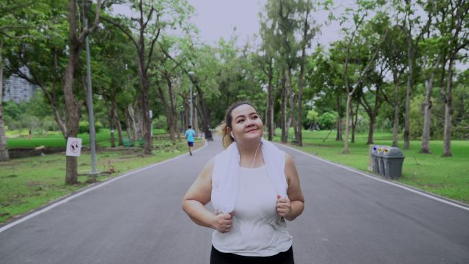 亚洲超重女子在公园慢跑