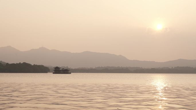 落日余晖下西湖湖光山色