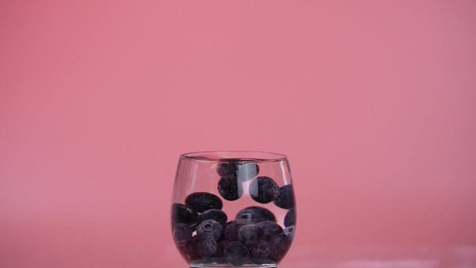 蓝莓落入水杯升格慢动作