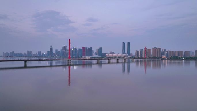 夕阳下钱塘江平静水面4K