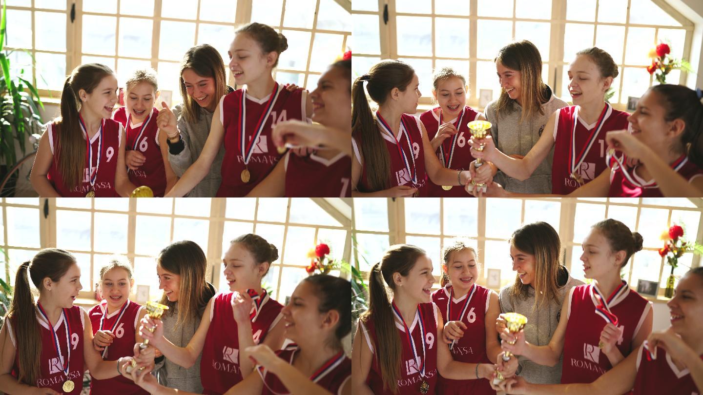 可爱的女孩篮球运动员与教练在家庆祝赢得奖杯