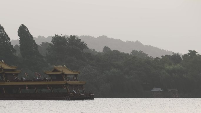 游船驶过杭州西湖风景区平静的湖面