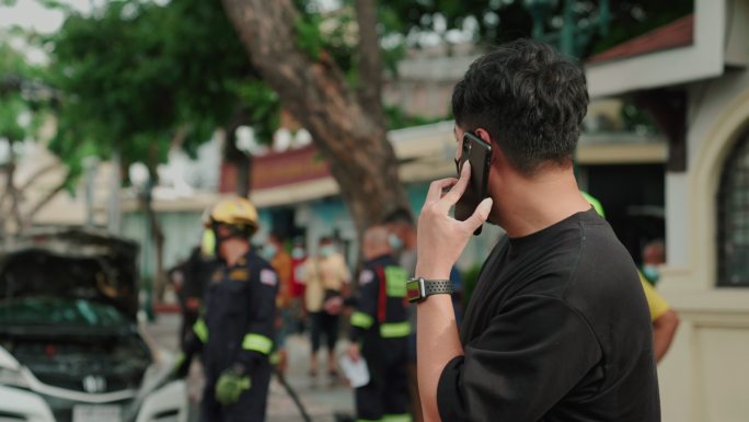 男人和坏了的车打电话求救