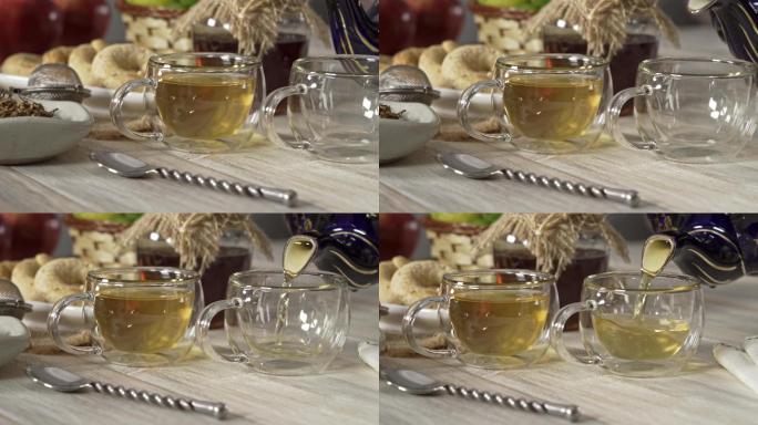 将两杯热茶洋甘菊浸液倒在白色乡村餐桌上