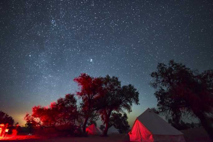 沙漠绿洲树林星空露营银河延时摄影