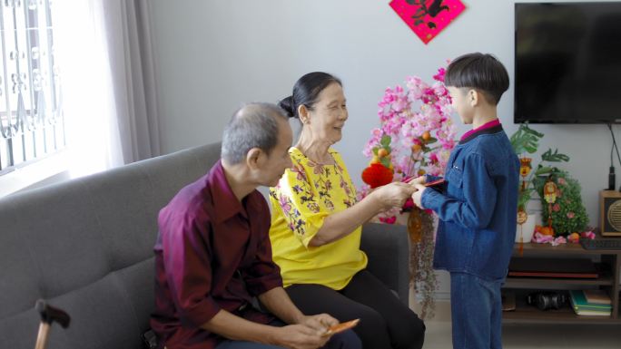 小男孩在春节期间收到祖父母的红包