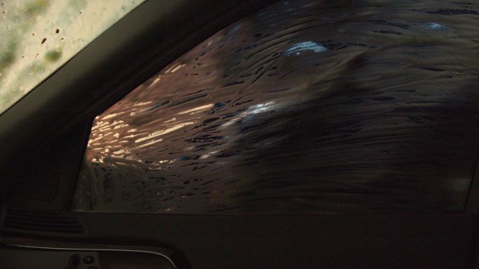 专业洗车师用肥皂泡沫拖缆在车辆侧面擦洗