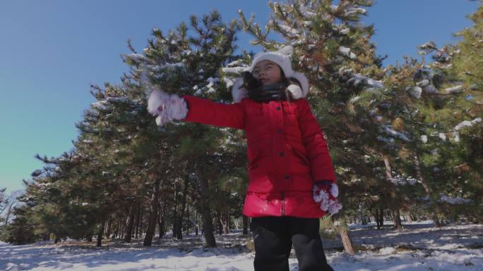 快乐女孩在雪地里玩耍