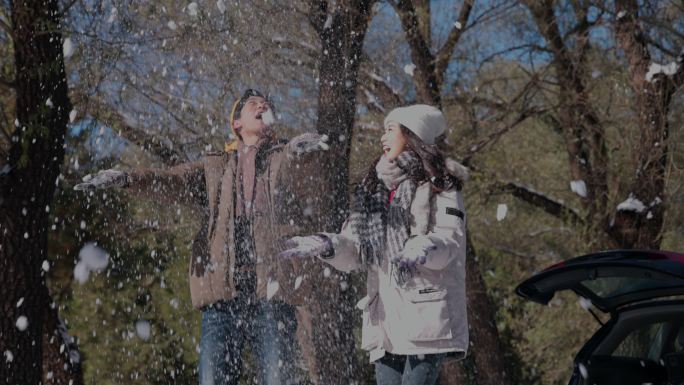 幸福情侣在雪地里玩耍