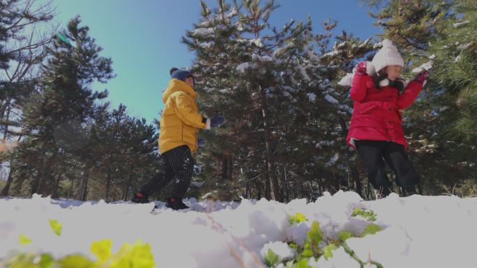 快乐儿童在雪地里打雪仗