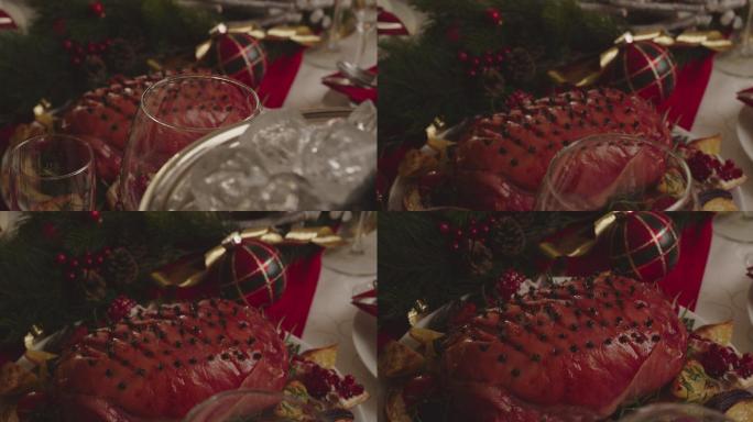 圣诞晚餐，配上釉的节日火腿、丁香、蔬菜、馅饼和蛋酒橘子馅饼