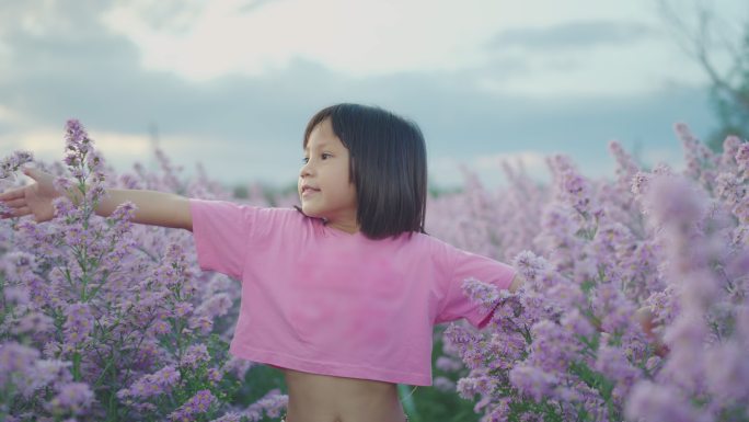 慢动作。女孩的手抚摸着白花的花朵。