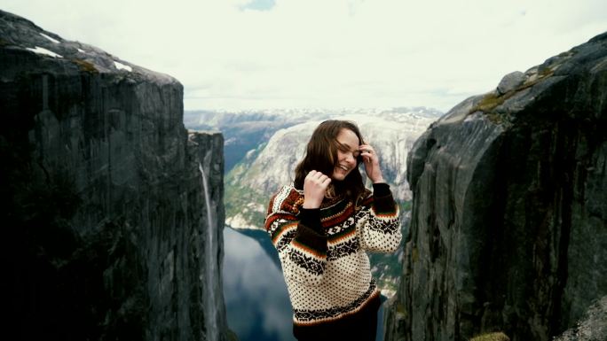 Kjerag山Lysefjorden风景区背景下的女子舞蹈