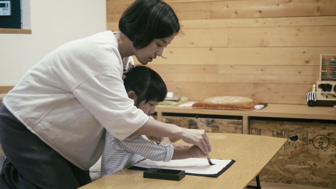 日本女孩在元旦做日本书法