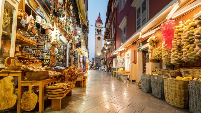 Corfu Timelapse夜景古镇街道，游客和行人众多