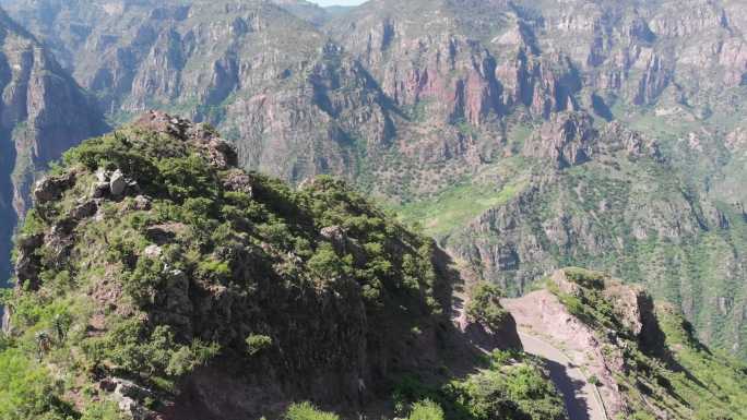 位于墨西哥奇瓦瓦铜峡谷地区的雄蜂巴托皮拉斯峡谷，塔拉胡马拉人或拉拉姆里人居住在这里