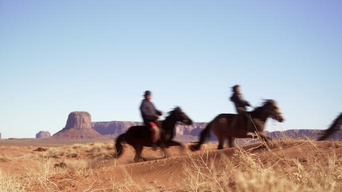 纳瓦霍兄弟姐妹在亚利桑那州纪念碑谷骑马