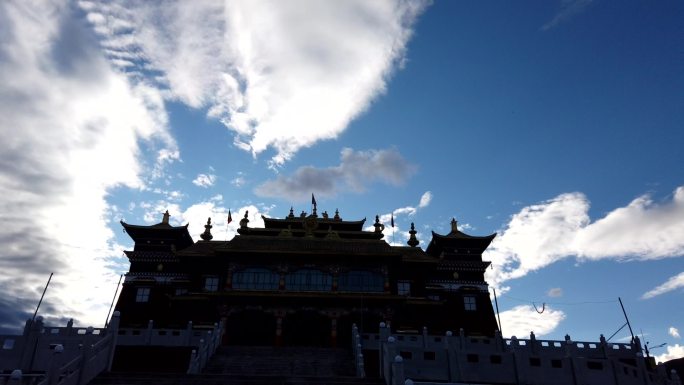 延时摄影：青海青藏高原玉树结古寺云彩