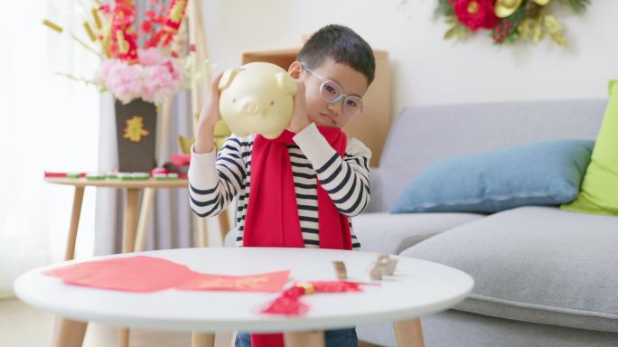 孩子把钱放进储蓄罐