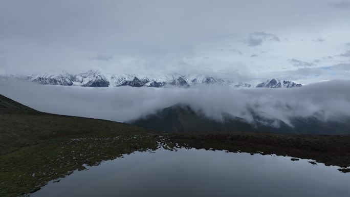 【4K正版】航拍云海中的高原湖泊雪山群