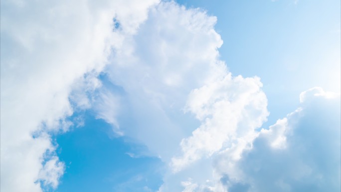 4K漂亮的移动白卷云在地平线上，美丽的蓝天和云景，美丽的自然风光，晴朗的蓝天带云，新鲜的空气，Tim