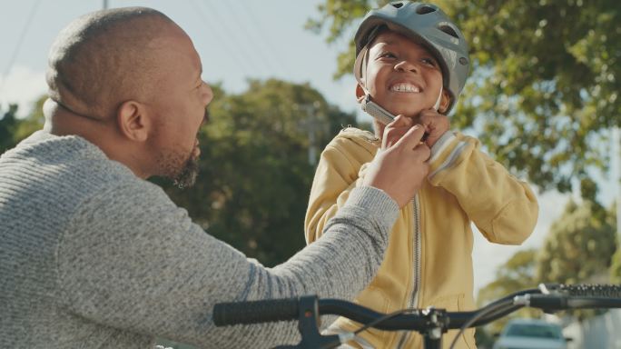 一个英俊的成熟男子在室外教儿子骑自行车的4k视频片段