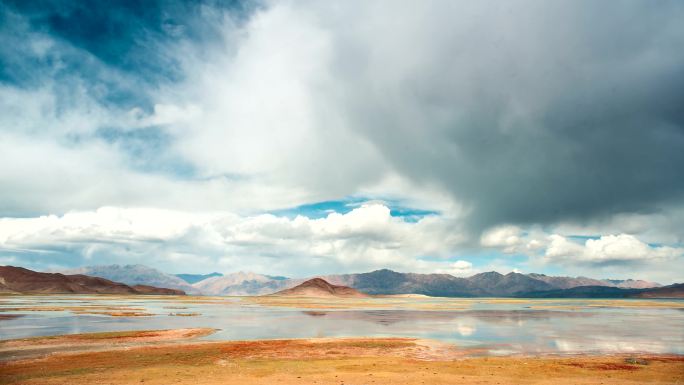 西藏阿里地区班公湖风光
