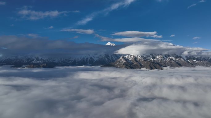 【4K正版】航拍云海翻涌中的雪山群