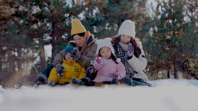 快乐家庭在雪地里玩耍