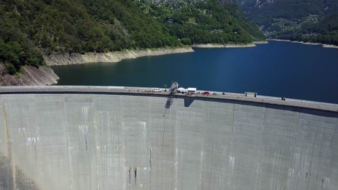 无人机拍摄的山区Verzasca山谷的一座大坝