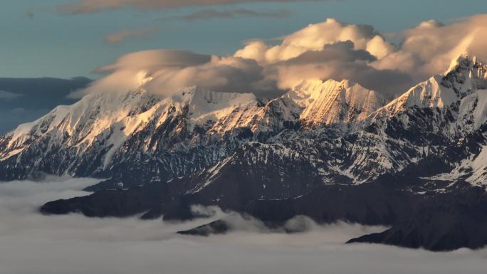 【4K正版】航拍日落金光下的云海雪山群