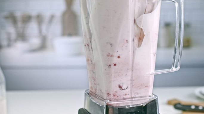 SLO MO LD草莓和牛奶在搅拌机罐中旋转SLO MO LD草莓和牛奶在搅拌机罐中旋转SLO MO